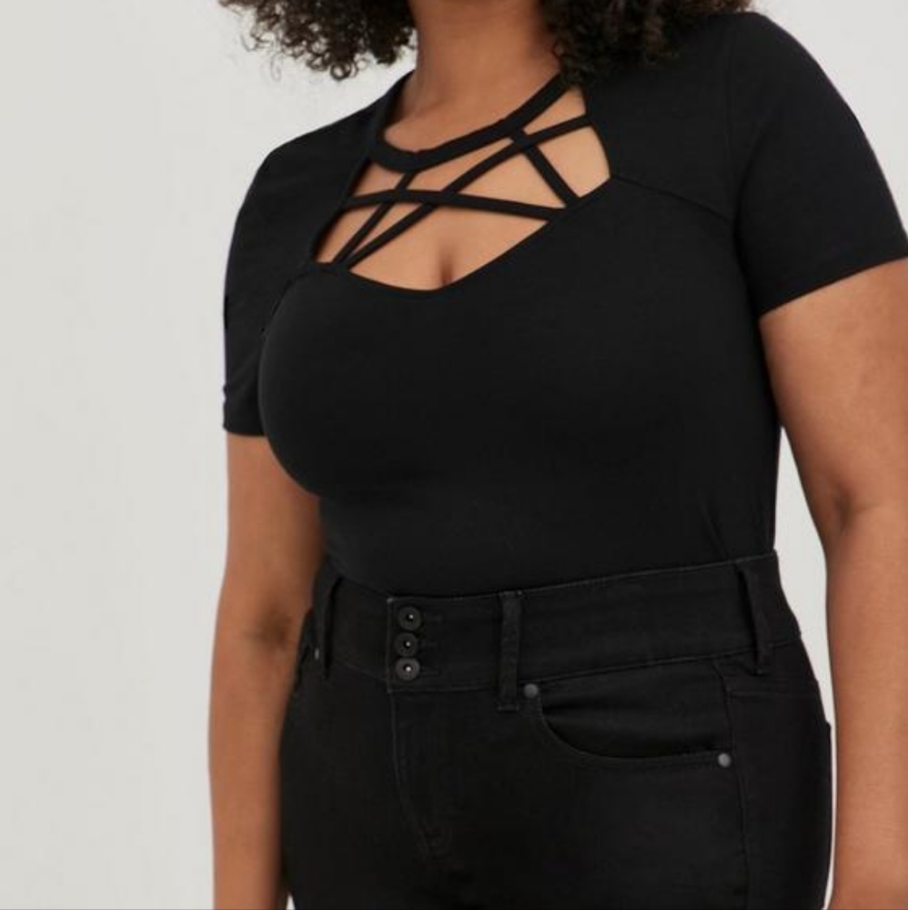 Foxy Sweetheart Neckline Strappy Cutout Short Sleeve Top - Torrid Size 3